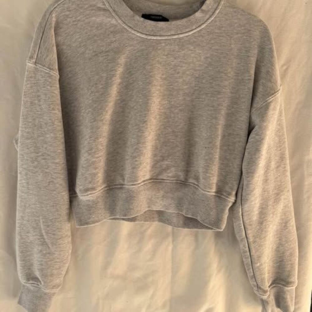 Forever 21 Cropped Crewneck Sweatshirt – Size M – Light Gray